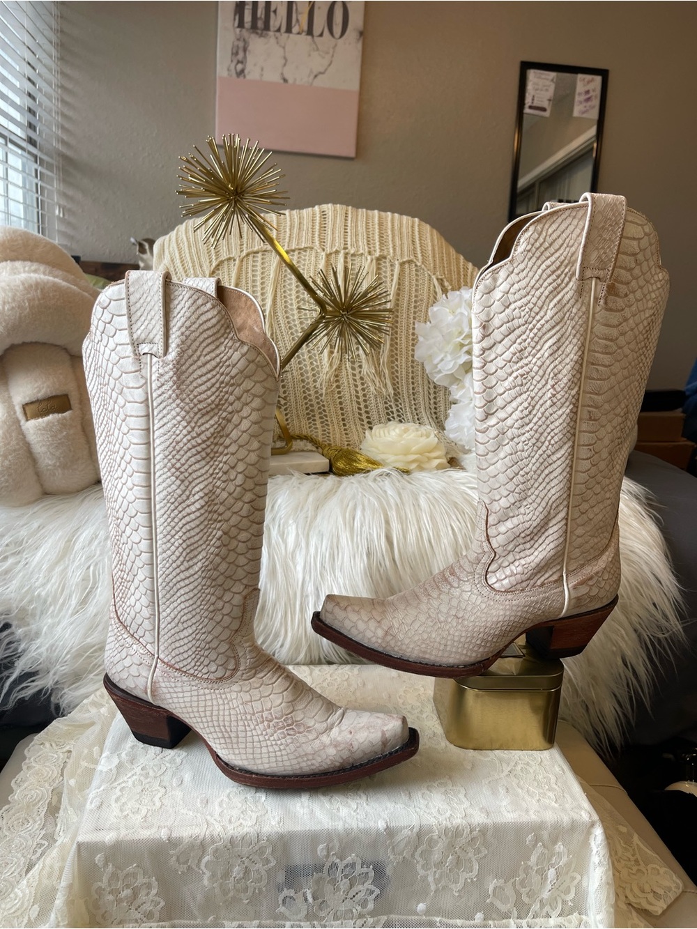 Idyllwind EUC Women’s “Strut” Western Snip Toe Boots in Ivory Snake Leather